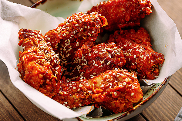 포토 JPG 해외이미지 실내 사람없음 양념치킨 담기 닭날개 미국음식 나무배경 버팔로윙 해외포토 백그라운드 모션 서양음식 내부 치킨 닭고기 파일형식 이미지허브