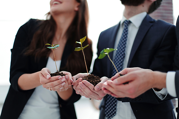 포토 JPG 해외이미지 손 여자 남자 미래 미소 들기 상반신 성인 두명 앞모습 옆모습 신체부위 새싹 흙 올려보기 잡기 비즈니스맨 성인만 해외포토 식물 뷰포인트 컨셉 비즈니스 모션 표정 사람 직장인 파일형식 이미지허브
