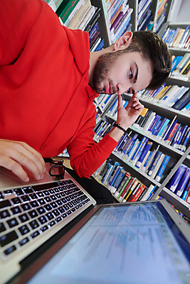 포토 JPG 해외이미지 남자 안경 학교 청소년 책장 한명 상반신 책 노트북 도서관 집중 십대남자한명만 해외포토 1 잡화 교육 가구 컨셉 사람 전자제품 남자한명만 십대남자만 파일형식 이미지허브