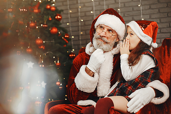포토 JPG 해외이미지 여자 노년 남자 어린이 크리스마스 생각 산타모자 실내 앉기 상반신 두명 앞모습 옆모습 크리스마스트리 산타클로스 귓속말 고민 안경낌 해외포토 모자_잡화 기념일 감정 안경 뷰포인트 모션 사람 성인 내부 파일형식 이미지허브