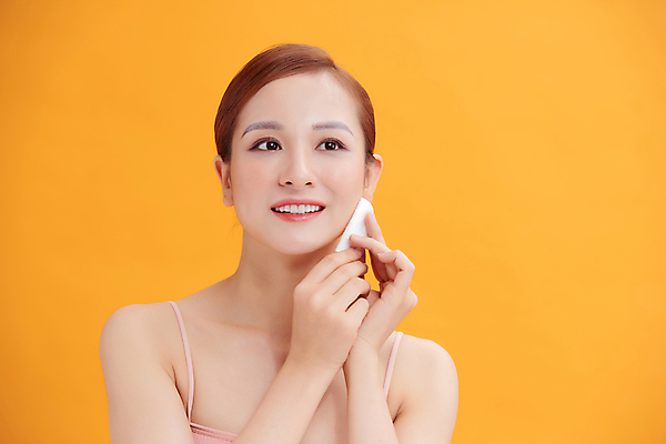 포토 JPG 해외이미지 응시 여자 실내 한명 들기 동양인 상반신 성인 앞모습 뷰티 닦기 노란배경 화장솜 성인여자한명만 해외포토 1 시선 뷰포인트 백그라운드 모션 사람 인종 내부 노란색 화장용품 여자한명만 성인여자만 파일형식 이미지허브