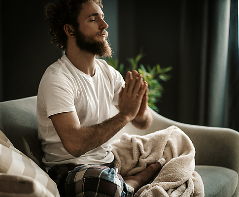 포토 JPG 해외이미지 종교 신체 요가 휴식 스트레스 아파트 건강 한명 성인 소파 믿음 힘 에너지 기도 플랫 연습 명상 돌봄 심각 아사나자세 해외포토 1 웰빙 감정 컨셉 의자 모션 주택 사람 요가자세 파일형식 이미지허브