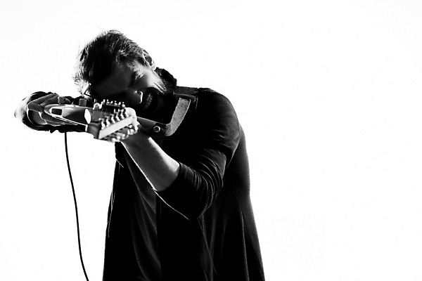 포토 JPG 해외이미지 남자 흑백 윙크 한명 들기 상반신 성인 옆모습 기타 조준 기타리스트 로큰롤 락스타 성인남자한명만 해외포토 1 음악 뷰포인트 모션 현악기 촬영기법 표정 사람 연주자 남자한명만 성인남자만 파일형식 이미지허브