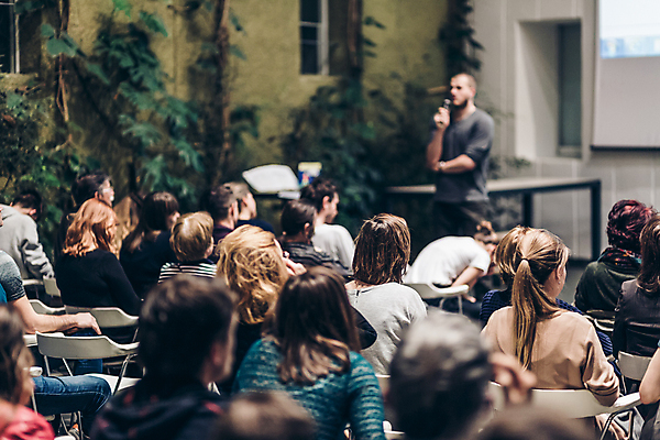 포토 JPG 해외이미지 여자 남자 실내 들기 앉기 여러명 상반신 성인 옆모습 뒷모습 듣기 소프트포커스 강의 강당 세미나 성인만 해외포토 뷰포인트 다수 모션 촬영기법 사람 내부 파일형식 이미지허브