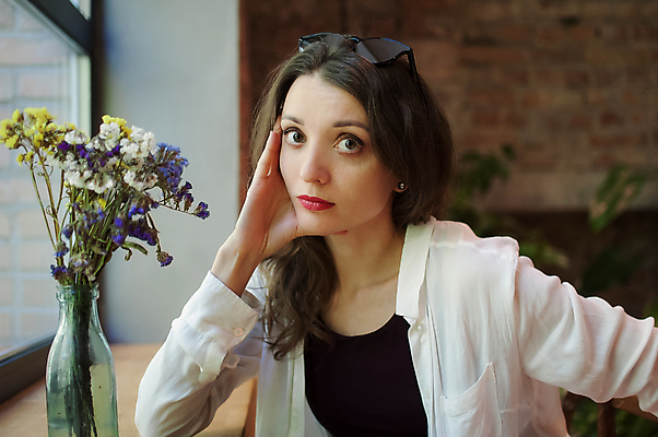 포토 JPG 해외이미지 여자 꽃 벽 와이셔츠 생각 의자 창문 벽돌 갈색머리 실내 한명 사람 앉기 카메라 놀람 카페 청바지 정상 다락방 배려 완벽 힙스터 해외포토 식물 1 헤어스타일 패션 감정 가구 컨셉 셔츠 바지 모션 표정 내부 전자제품 상점 파일형식 이미지허브