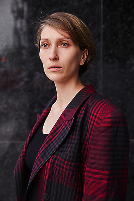 포토 JPG 해외이미지 백인 라이프스타일 응시 시선 여자 생각 짧은머리 거리 한명 서기 사람 정장 성인 야외 건물 빨간색 재킷 도시 우아함 날씬함 체크무늬 대리석 내추럴 스타일 해외포토 서양인 1 헤어스타일 건축물 옷 컬러 컨셉 무늬 재료 모션 생활 외투 몸매 파일형식 이미지허브