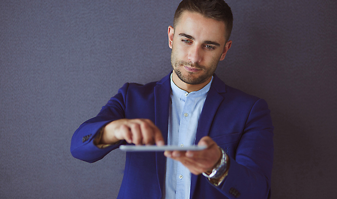 포토 JPG 해외이미지 백인 1 손 응시 남자 안경 얼굴 백그라운드 의자 비즈니스 사업가 한명 사람 앉기 세로 흰색 청바지 비즈니스맨 떨어짐 자르기 스웨터 가득함 명상 고민 싱글 치수 길이 해결 고립 배려 혼자 몽환 해외포토 서양인 직업 시선 잡화 감정 컬러 가구 컨셉 상의 바지 모션 신체부위 직장인 파일형식 이미지허브