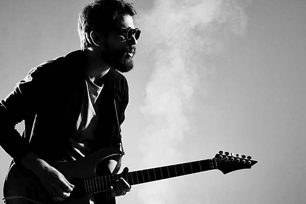 포토 JPG 해외이미지 남자 연주 흑백 한명 상반신 성인 옆모습 선글라스 기타 매기 기타리스트 로큰롤 락스타 성인남자한명만 해외포토 1 안경 음악 뷰포인트 모션 현악기 촬영기법 사람 연주자 남자한명만 성인남자만 파일형식 이미지허브