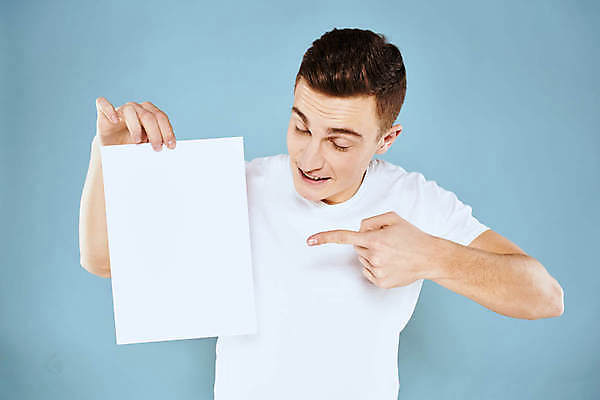 포토 JPG 해외이미지 서양인 응시 남자 종이 프레임 한명 미소 들기 상반신 성인 앞모습 사각형 가리킴 집중 보여주기 주목 성인남자한명만 해외포토 도형 외국인 1 시선 뷰포인트 컨셉 모션 표정 사람 손짓 남자한명만 성인남자만 파일형식 이미지허브