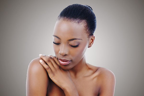 포토 JPG 해외이미지 모델 여자 백그라운드 한명 상반신 성인 앞모습 뷰티 눈감음 우아함 피부 성인여자한명만 어깨에손 카피스페이스 해외포토 1 뷰포인트 컨셉 모션 사람 신체부위 공백 여자한명만 성인여자만 파일형식 이미지허브