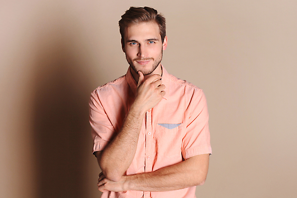 포토 JPG 해외이미지 백인 1 남자 행복 감정 얼굴 벽 포즈 백그라운드 갈색머리 실내 따뜻함 한명 미소 소년 성인 가로 표현 스웨터 긍정 고립 스타일 해외포토 서양인 헤어스타일 어린이 컨셉 상의 표정 사람 내부 신체부위 파일형식 이미지허브