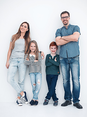 포토 JPG 해외이미지 전신 라이프스타일 응시 여자 남자 딸 행복 아들 어린이 가족 엄마 함께함 실내 사랑 서기 소년 여러명 성인 앞모습 팔짱 다리꼬기 그룹 아빠 돌봄 어깨에손 해외포토 시선 감정 뷰포인트 다수 컨셉 관계 모션 사람 내부 생활 파일형식 이미지허브