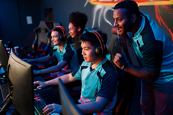 포토 JPG 해외이미지 여자 남자 의자 여러명 상반신 성인 취미 옆모습 모니터 헤드셋 경쟁 기쁨 게임 키보드 마우스 사이버 게이머 성인만 해외포토 감정 뷰포인트 음향기기 가구 다수 컨셉 놀이 사람 컴퓨터 컴퓨터용품 헤드폰 파일형식 이미지허브