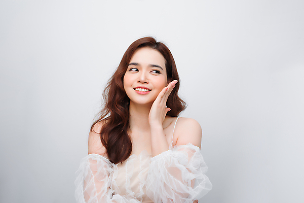 포토 JPG 해외이미지 응시 여자 회색배경 실내 한명 미소 손짓 상반신 성인 앞모습 뷰티 성인여자한명만 해외포토 1 시선 뷰포인트 백그라운드 모션 표정 사람 내부 회색 여자한명만 성인여자만 파일형식 이미지허브