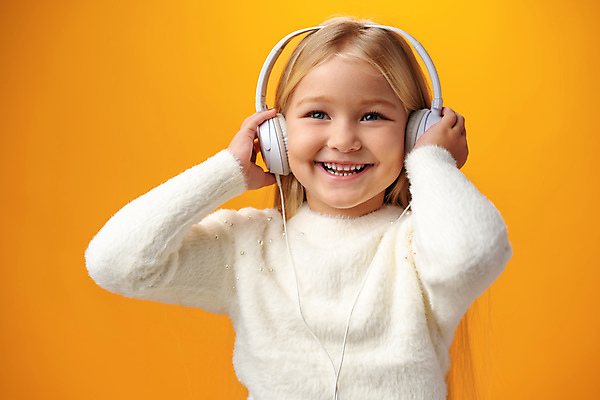 포토 JPG 해외이미지 서양인 여자 어린이 실내 한명 상반신 앞모습 헤드셋 듣기 잡기 소녀한명만 주황색배경 해외포토 외국인 1 뷰포인트 음향기기 백그라운드 모션 사람 내부 주황색 헤드폰 여자한명만 소녀만 파일형식 이미지허브