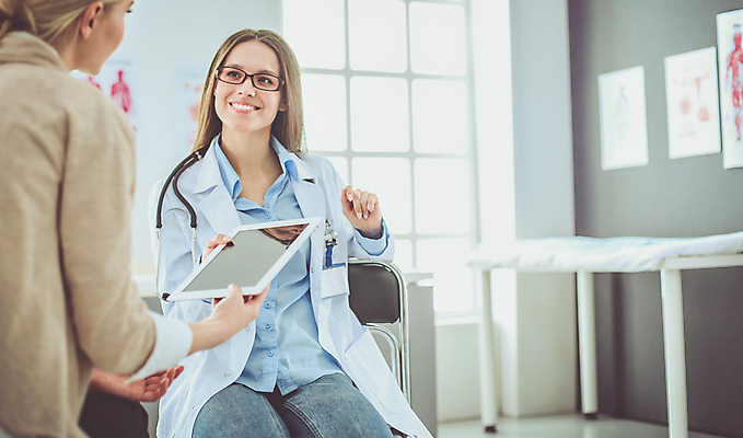 포토 JPG 해외이미지 직업 응시 여자 청진기 건강 병원 대화 미소 두명 노트북 약 듣기 시험 환자 의사 흰색 긴급 가리킴 기록 질병 구조원 문서 약속 처방 방문 문제 돌봄 물리치료사 서류판 소아과의사 심장병 해외포토 시선 교육 컬러 의학 의료기기 모션 표정 말하기 사람 손짓 전자제품 사무용품 의료진 치료사 파일형식 이미지허브