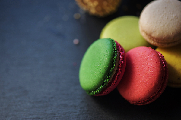 포토 JPG 해외이미지 검은배경 디저트 실내 사람없음 아웃포커스 쌓기 달콤 마카롱 해외포토 음식 백그라운드 모션 촬영기법 내부 검은색 맛 파일형식 이미지허브