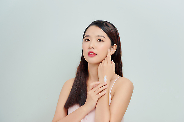 포토 JPG 해외이미지 응시 여자 회색배경 실내 한명 손짓 상반신 성인 앞모습 뷰티 크림 피부관리 성인여자한명만 해외포토 1 시선 뷰포인트 백그라운드 모션 사람 내부 회색 여자한명만 성인여자만 파일형식 이미지허브