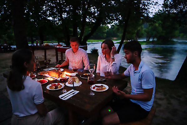 포토 JPG 해외이미지 접시 여자 남자 음식 포크 와인잔 조명 앉기 여러명 상반신 성인 야외 강 파티 저녁식사 나이프 저녁 즐거움 나무탁자 성인만 해외포토 식기 감정 다수 술잔 모션 탁자 사람 이벤트 식사 칼 야간 파일형식 이미지허브