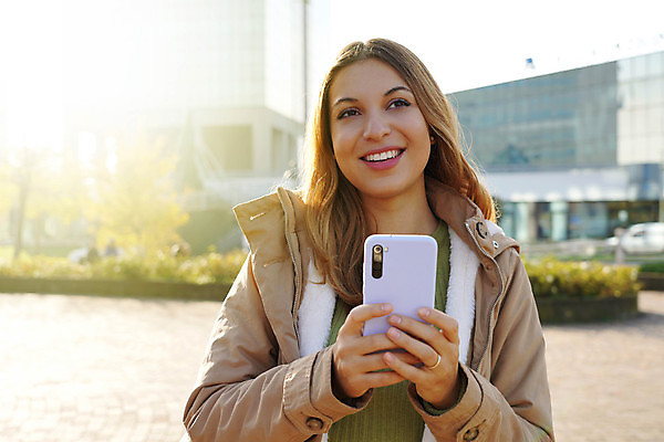 포토 JPG 해외이미지 응시 행복 백그라운드 생각 겨울 비즈니스 상상 모바일 아이디어 관리 한명 미소 사람 야외 옆모습 스마트폰 맑음 일몰 봄 재킷 꿈 코트 올려보기 가을 표현 잡기 도시 메시지 전화기 소원 히스패닉 내추럴 카피스페이스 브라질사람 해외포토 1 시선 계절 감정 뷰포인트 컨셉 모션 날씨 표정 핸드폰 스마트기기 노을 공백 외투 파일형식 이미지허브