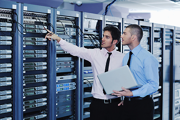 포토 JPG 해외이미지 남자 실내 관리 들기 상반신 성인 두명 앞모습 옆모습 노트북 자료 가리킴 비즈니스맨 센터 시스템 서버 서버실 성인남자만 해외포토 뷰포인트 비즈니스 모션 사람 손짓 내부 전자제품 직장인 남자만 성인만 파일형식 이미지허브