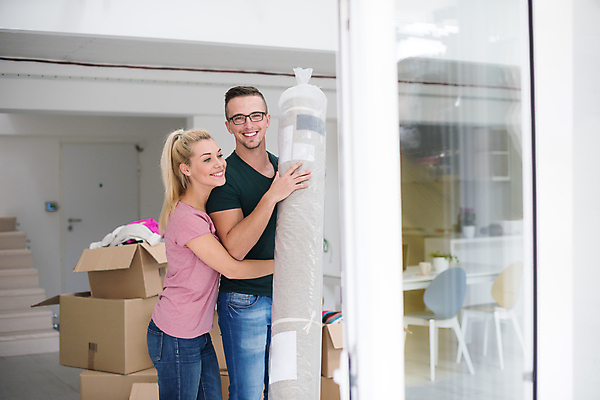 포토 JPG 해외이미지 여자 남자 행복 의자 안기 들기 상반신 성인 두명 옆모습 상자 카펫 준비 이삿짐 성인만 해외포토 감정 뷰포인트 가구 모션 사람 이사 파일형식 이미지허브