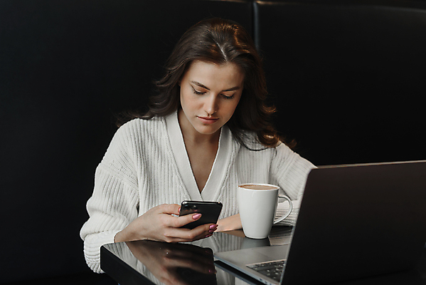 포토 JPG 해외이미지 백인 직업 1 라이프스타일 응시 여자 행복 커피 음료 인터넷 비즈니스 사업가 통신 탁자 모바일 세포 한명 미소 사람 앉기 성인 컵 노트북 스마트폰 핸드폰 컴퓨터 독서 식당 공책 카페 흰색 잡기 업무 비즈니스우먼 무선전화기 스마트 온라인 해외포토 서양인 식기 시선 감정 컬러 가구 컨셉 모션 문구용품 표정 생활 전자제품 스마트기기 상점 작업 직장인 전화기 파일형식 이미지허브
