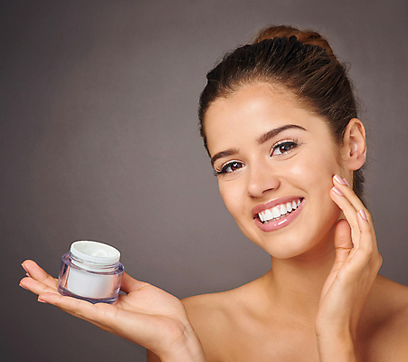 포토 JPG 해외이미지 모델 응시 여자 백그라운드 한명 들기 손짓 상반신 성인 앞모습 뷰티 화장품 우아함 피부 크림 보여주기 성인여자한명만 카피스페이스 해외포토 1 시선 뷰포인트 컨셉 모션 사람 신체부위 공백 여자한명만 성인여자만 파일형식 이미지허브