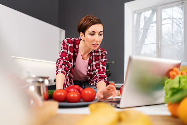 포토 JPG 해외이미지 백인 라이프스타일 응시 여자 행복 어린이 음식 컨셉 채소 가족 엄마 주택 함께함 건강 사랑 요리 한명 미소 사람 성인 노트북 컴퓨터 주방 요리사 식사 저녁식사 앞치마 샐러드 신선 칼 맛 자르기 먹기 준비 레시피 비타민 온라인 건강식 점심식사 비건 해외포토 서양인 직업 1 시선 감정 관계 모션 표정 건물 생활 전자제품 영양소 채식주의자 파일형식 이미지허브