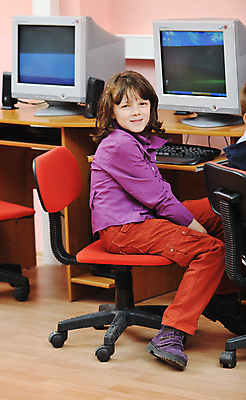 포토 JPG 해외이미지 여자 교육 남자 행복 어린이 의자 교실 학교 수업 함께함 사람 앉기 소년 친구 학습 스터디 컴퓨터 교사 가르침 그룹 책상 어린이만 해외포토 직업 감정 가구 컨셉 관계 모션 전자제품 파일형식 이미지허브