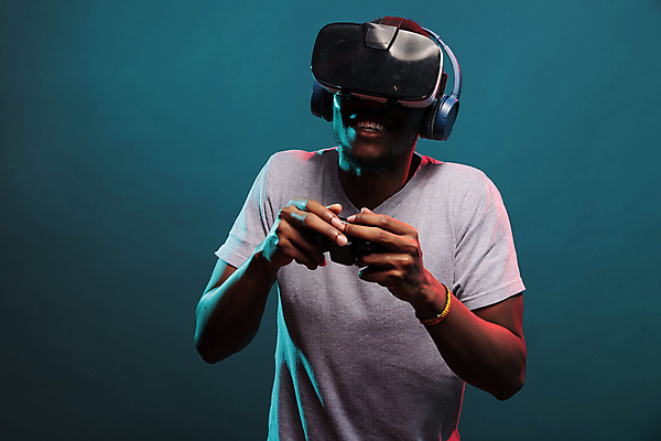 포토 JPG 해외이미지 남자 흑인 한명 손짓 상반신 성인 앞모습 손들기 스마트 하이테크 손모으기 조이스틱 착용 웨어러블 가상현실 성인남자한명만 오큘러스 VR기기 해외포토 서양인 1 뷰포인트 컨셉 모션 기술 사람 기계 게임기 남자한명만 성인남자만 파일형식 이미지허브