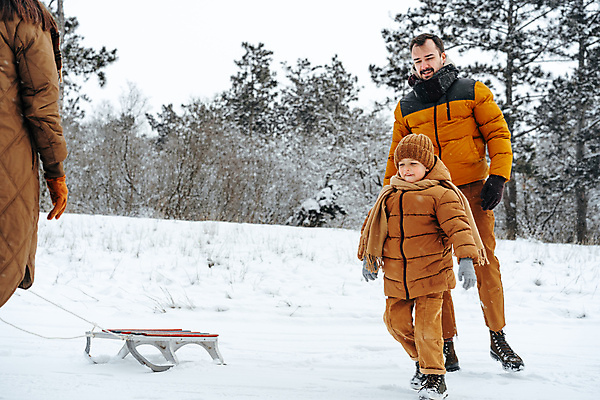 포토 JPG 해외이미지 주간 전신 응시 공원 여자 남자 아들 어린이 겨울 가족 엄마 소년 상반신 성인 야외 앞모습 옆모습 세명 걷기 산책 아빠 당기기 숲 썰매 눈덮임 해외포토 자연요소 시선 계절 공공시설 뷰포인트 컨셉 관계 모션 휴식 사람 파일형식 이미지허브