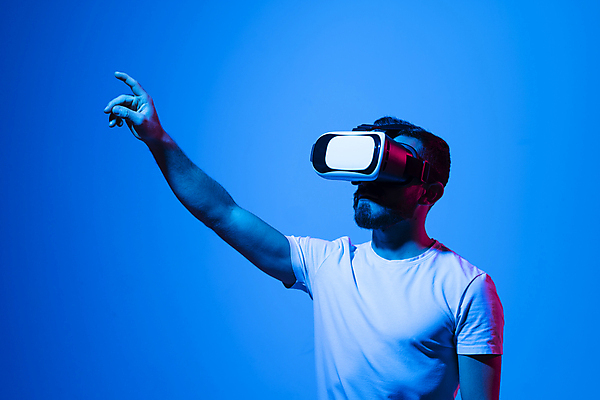 포토 JPG 해외이미지 남자 한명 상반신 성인 앞모습 옆모습 손들기 가리킴 스마트 하이테크 착용 웨어러블 가상현실 성인남자한명만 오큘러스 VR기기 해외포토 1 뷰포인트 컨셉 모션 기술 사람 손짓 기계 남자한명만 성인남자만 파일형식 이미지허브