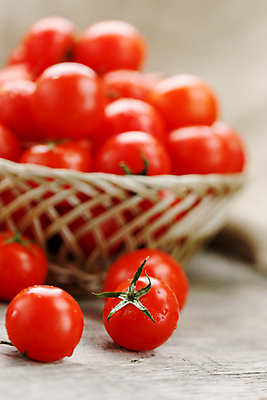 포토 JPG 해외이미지 토마토 방울토마토 실내 사람없음 아웃포커스 바구니 가득함 담기 나무배경 해외포토 백그라운드 채소 모션 촬영기법 내부 파일형식 이미지허브