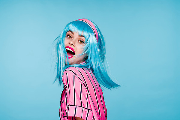 포토 JPG 해외이미지 여자 하늘색 입벌림 한명 상반신 성인 옆모습 잠옷 가발 성인여자한명만 힙스터 해외포토 1 옷 패션 뷰포인트 표정 사람 파란색 여자한명만 성인여자만 파일형식 이미지허브