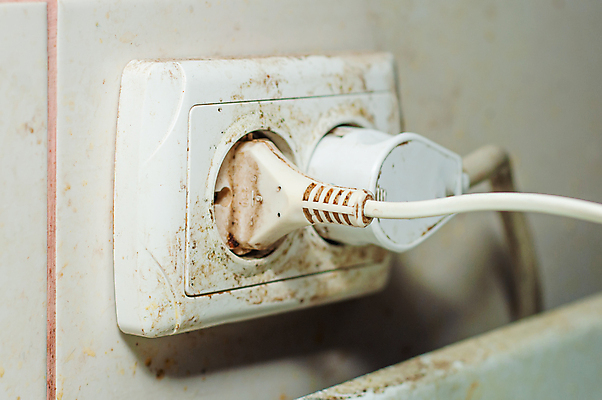 포토 JPG 해외이미지 벽 사람없음 갈색 주방 가전제품 전선 균열 수리 콘센트 플러그 빨래 연결 위험 플라스틱 난로 청소 구식 더블 명패 옛날 소름 해외포토 감정 컬러 컨셉 가사 모션 재질 난방기 파일형식 이미지허브