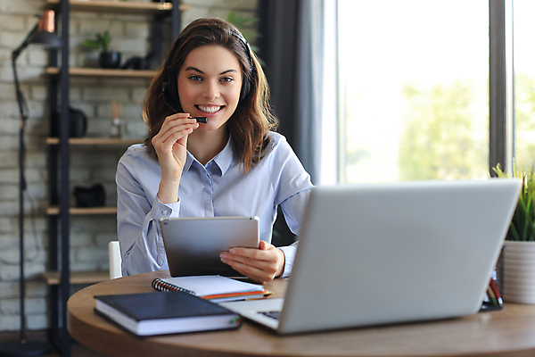 포토 JPG 해외이미지 직업 비즈니스 주택 직장 말하기 대화 한명 사람 성인 노트북 스마트폰 컴퓨터 사무실 독서 판매 쪽지 헤드폰 관찰 작업 네트워크 조직 전화기 고객 서비스 검색 텔레마케팅 안내원 방문 비서 온라인 마케팅 셀프 소프트웨어 운영자 조언 지원 해외포토 1 음향기기 회사 모션 건물 전자제품 핸드폰 스마트기기 서비스업 파일형식 이미지허브