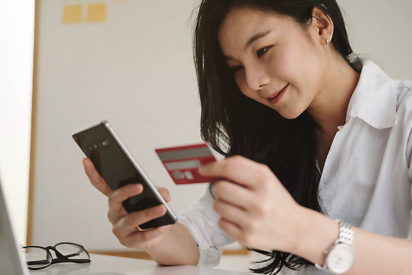 포토 JPG 해외이미지 행복 돈 비즈니스 모바일 주택 한명 사람 금융 노트북 스마트폰 핸드폰 쇼핑 컴퓨터 상점 공책 웹 정보 타이핑 키보드 잡기 신용카드 구매 사이버 무선전화기 고객 서비스 보안 상업 전자 결제 소매 온라인 해외포토 1 감정 인터넷 모션 문구용품 안전 건물 경제 전자제품 스마트기기 재산 전화기 파일형식 이미지허브