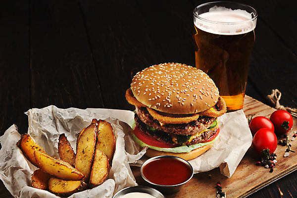 포토 JPG 해외이미지 검은배경 맥주 패스트푸드 서양음식 실내 사람없음 햄버거 웨지감자 해외포토 음식 백그라운드 감자 주류 내부 검은색 인스턴트 감자요리 파일형식 이미지허브