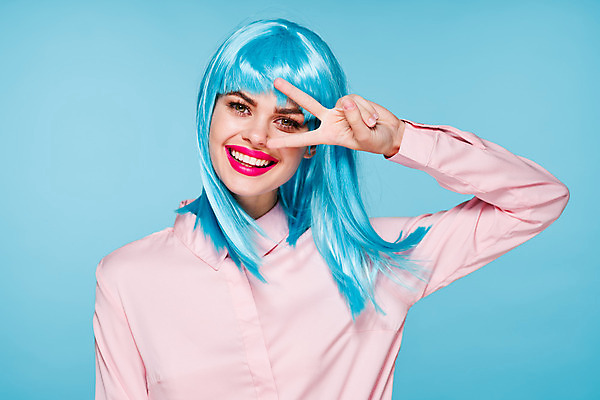 포토 JPG 해외이미지 여자 하늘색 한명 미소 상반신 성인 앞모습 가발 브이 성인여자한명만 힙스터 해외포토 1 패션 뷰포인트 표정 사람 손짓 파란색 여자한명만 성인여자만 파일형식 이미지허브