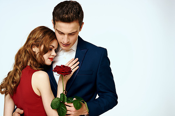 포토 JPG 해외이미지 백인 커플 여자 남자 포옹 들기 상반신 성인 두명 장미 낭만 우아함 성인만 해외포토 서양인 꽃 컨셉 관계 안기 모션 사람 파일형식 이미지허브