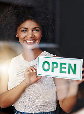 포토 JPG 해외이미지 여자 비즈니스 사업가 한명 들기 상반신 성인 앞모습 표지판 오픈 사장 창업 개업 성인여자한명만 소상공인 해외202309 해외포토 직업 1 뷰포인트 모션 알림판 사람 경제 상인 자영업 여자한명만 성인여자만 파일형식 이미지허브