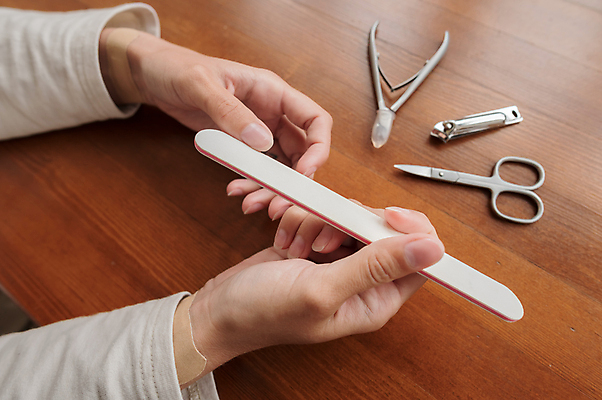 포토 JPG 해외이미지 손 신체부위 뷰티 손톱관리 손톱 피부 가위질 사포 손톱깎이 해외포토 가위_도구 사람 미용용품 네일아트 파일형식 이미지허브