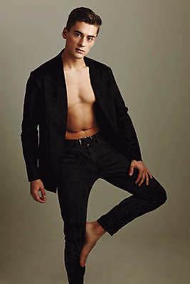 포토 JPG 해외이미지 백인 남자 포즈 실내 한명 상반신 성인 앞모습 근육질 다리들기 한발서기 성인남자한명만 갈색배경 바디프로필 해외포토 서양인 1 뷰포인트 백그라운드 모션 근육 서기 사람 내부 갈색 헬스 몸매 남자한명만 성인남자만 파일형식 이미지허브