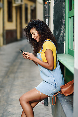 포토 JPG 해외이미지 라이프스타일 헤어스타일 응시 옷 여자 행복 백그라운드 배낭 모바일 거리 갈색머리 세포 한명 미소 사람 성인 야외 스마트폰 핸드폰 검은색 도시 메시지 시원함 스마트 아랍어 스타일 해외포토 1 시선 감정 컬러 컨셉 가방 표정 생활 전자제품 스마트기기 파일형식 이미지허브