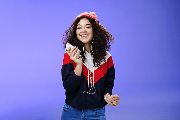 포토 JPG 해외이미지 여자 이어폰 실내 한명 웃음 들기 상반신 성인 앞모습 즐거움 노래감상 성인여자한명만 해외포토 1 감정 뷰포인트 음향기기 모션 표정 사람 내부 음악감상 여자한명만 성인여자만 파일형식 이미지허브