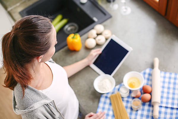 포토 JPG 해외이미지 백인 라이프스타일 여자 음식 벽 탁자 주택 갈색머리 쟁반 실내 건강 요리 한명 미소 사람 성인 10대 뷰티 케이크 주방 요리사 잡기 굽기 반죽 해외포토 서양인 직업 1 헤어스타일 가구 모션 청소년 디저트 표정 내부 건물 생활 구이 파일형식 이미지허브