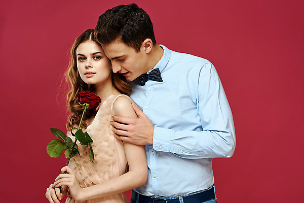 포토 JPG 해외이미지 백인 커플 여자 남자 포옹 들기 상반신 성인 두명 장미 낭만 우아함 성인만 해외포토 서양인 꽃 컨셉 관계 안기 모션 사람 파일형식 이미지허브