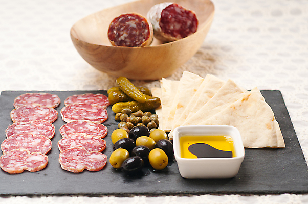 포토 JPG 해외이미지 실내 사람없음 안주 올리브 피클 나무그릇 돌판 살라미 피타 와인플래터 해외포토 그릇 열매 빵 내부 목재 돌_바위 절임 파일형식 이미지허브