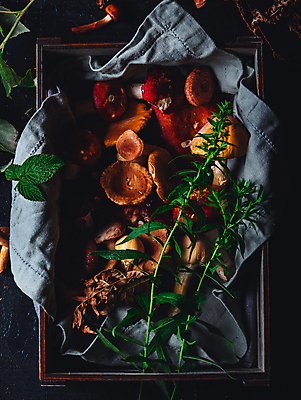 포토 JPG 해외이미지 계절 음식 백그라운드 잎 다이어트 재료 자연 탁자 건강 요리 사람없음 목재 장식 빨간색 초록색 컬러풀 갈색 바구니 식당 식사 버섯 침묵 수확 흰색 시골 신선 칼 숲 자르기 먹기 오브젝트 유기농 질감 날것 레시피 내추럴 그물버섯 식용 맛있는 해외포토 나무 식물 웰빙 컬러 가구 농업 모션 상점 소리 생태계 파일형식 이미지허브